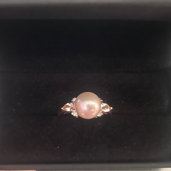 Stunning Pearl and 14k rose gold ring with Diamond accent stones. EUC.